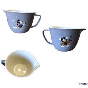 Mickey Minnie Halloween mixing bowl with pour spout